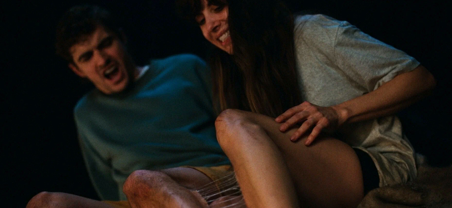 Боди-хоррор «Одно целое» о слипшейся любовной паре вышел в российских стримингах