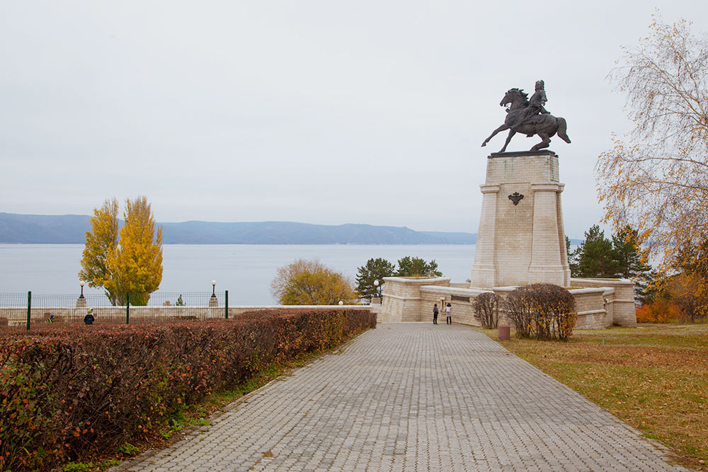 Памятник основателю города Василию Татищеву на берегу Куйбышевского водохранилища