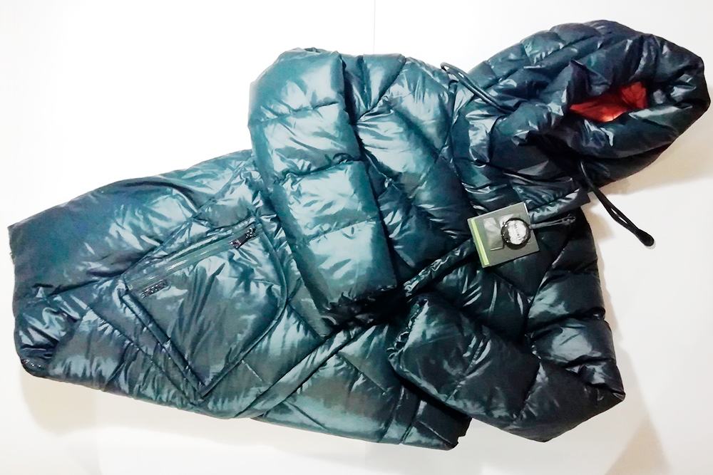 В зимней куртке помимо запасных кнопок был и образец наполнителя — биопуха. Куртка обошлась мне в 2000 ₽, заказывала в том же магазине