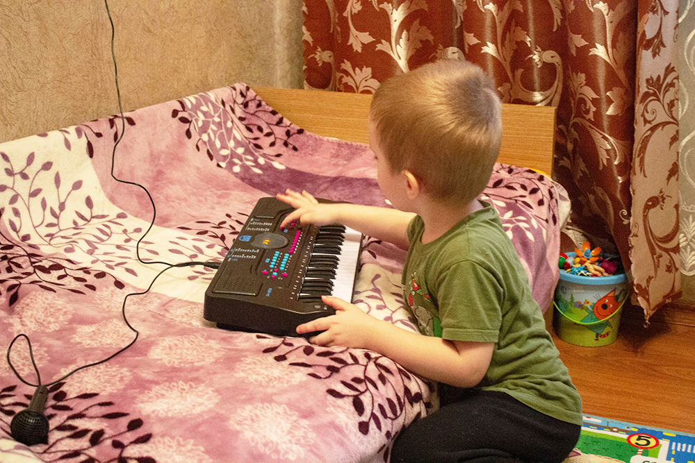 После классических мелодий сын более активно тянется к синтезатору