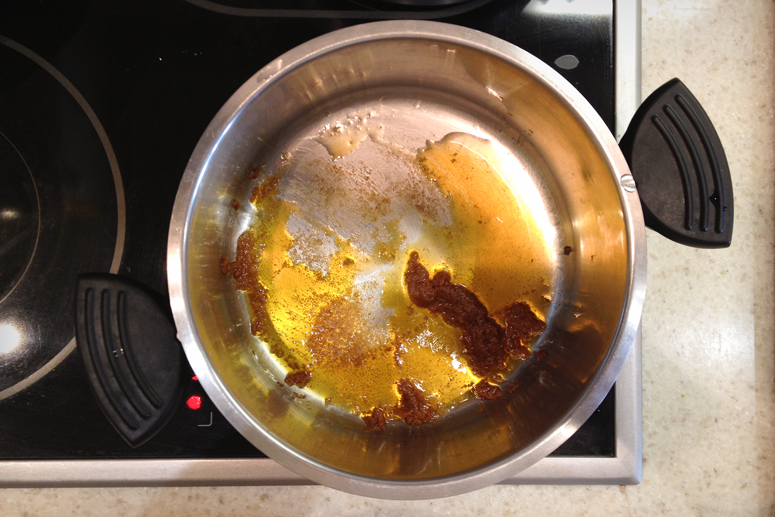 В процессе обжарки паста слегка загустеет и даст аромат