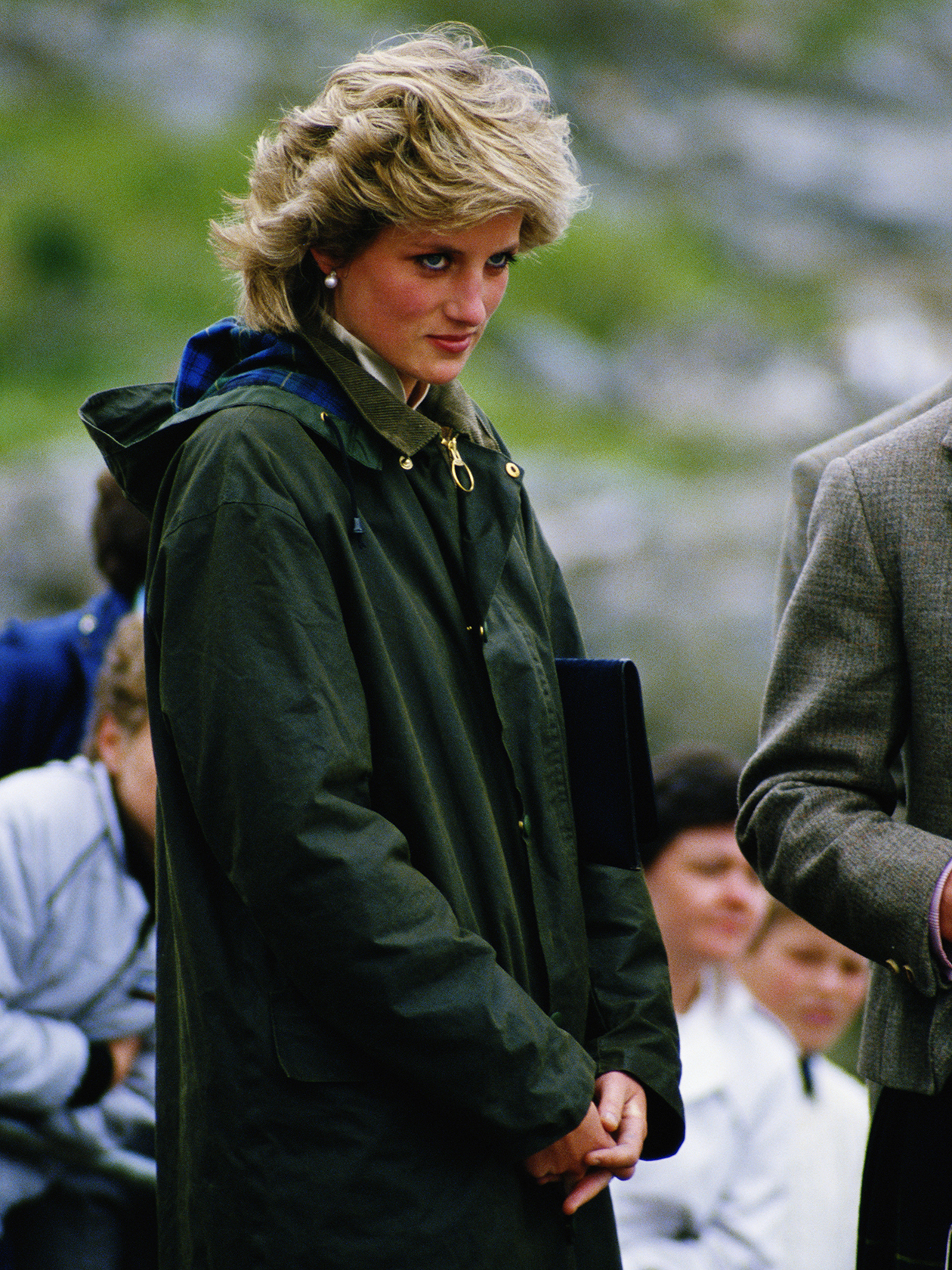 Принцесса Диана в вощеной куртке Barbour во время поездки в Шотландию в 1985 году. Фотография: Princess Diana Archive / Stringer / Getty Images