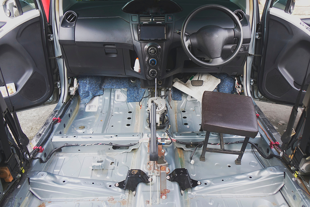 Чтобы правильно просушить автомобиль, нужно его практически разобрать. Источник: Ni_ninan / Shutterstock