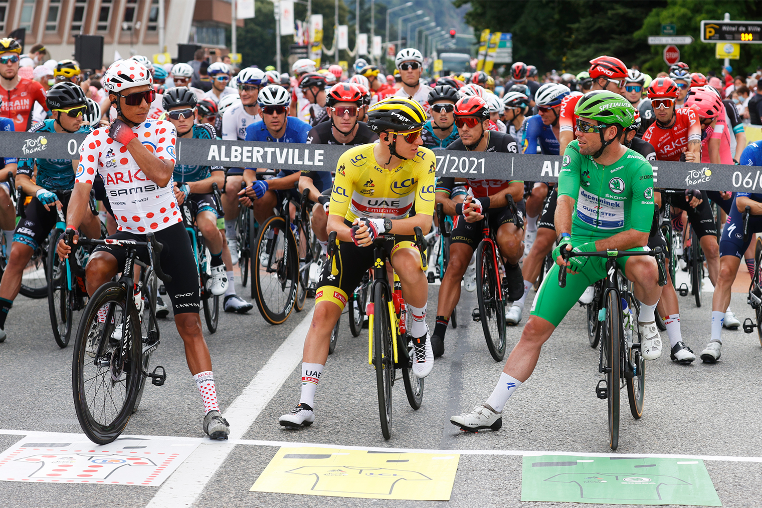 Слева направо: гонщики в «гороховой», желтой и зеленой майках перед стартом 10⁠-⁠го этапа «Тур де Франс» 2021 года. Источник: Chris Graythen / Getty Images