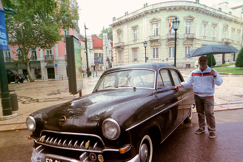 Фото со старинным автомобилем в Лиссабоне в октябре 2015 года — в это время местный автоклуб проводил выставку ретромашин, которые я люблю