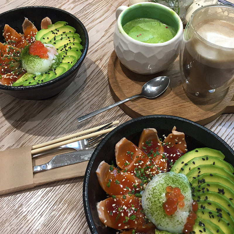 Японское бистро J’Pan славится разнообразием напитков с чаем маття и красивыми десертами — попробуйте печенье тайяки в виде рыбки и пирожное шу с сакурой