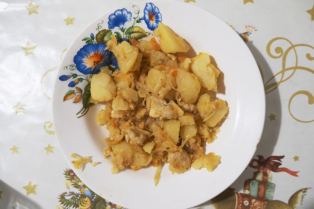 Сегодня бабушка приготовила картошку с курицей и квашеной капустой — кисловато, но вкусно