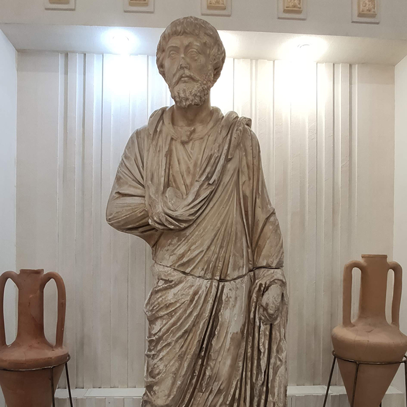 Точная копия статуи правителя Горгиппии Неокла. Оригинал перевезли в Пушкинский музей из⁠-⁠за его большой исторической ценности