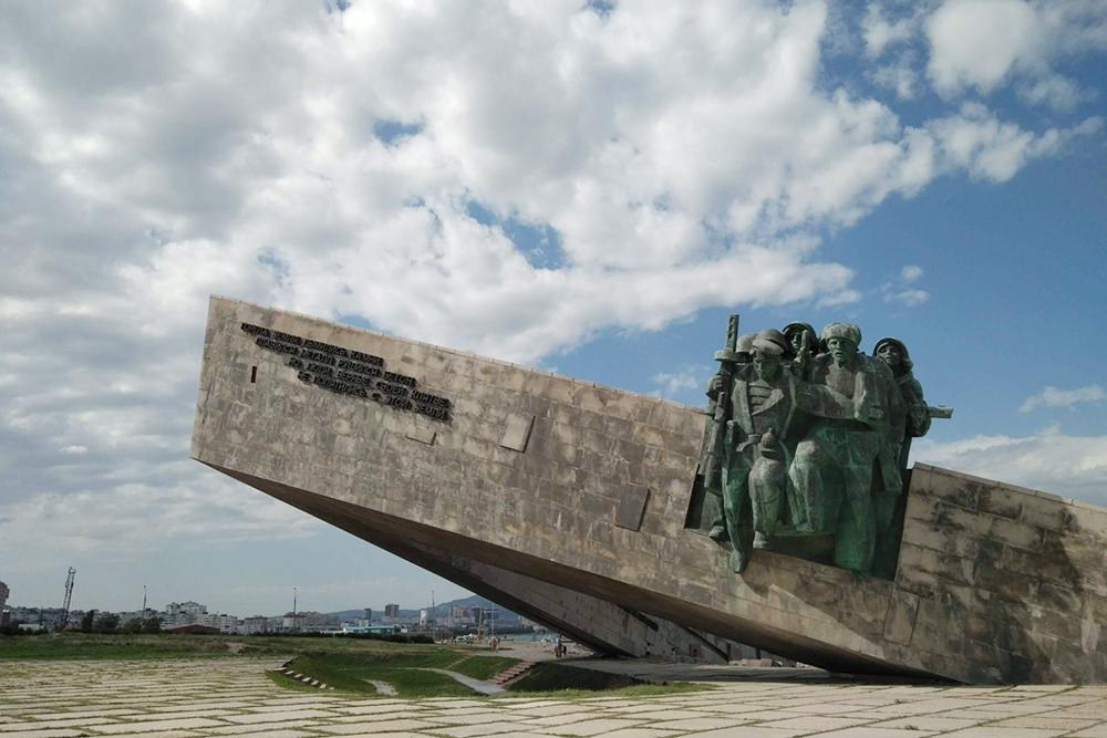 Мемориал «Малая земля» огромный. Чтобы понять масштабы, обратите внимание на людей у подножия памятника