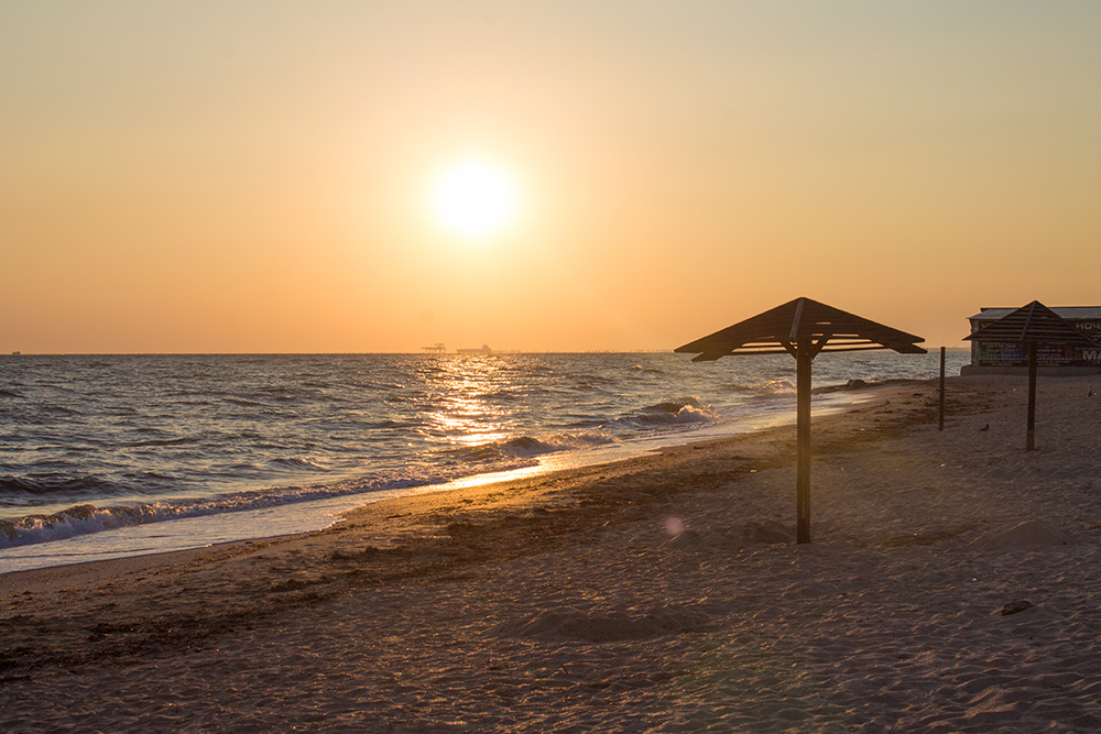 На Золотом пляже меньше людей, чем на обычном городском. Море мелкое, а вход в воду пологий. Фото: alloova / Shutterstock