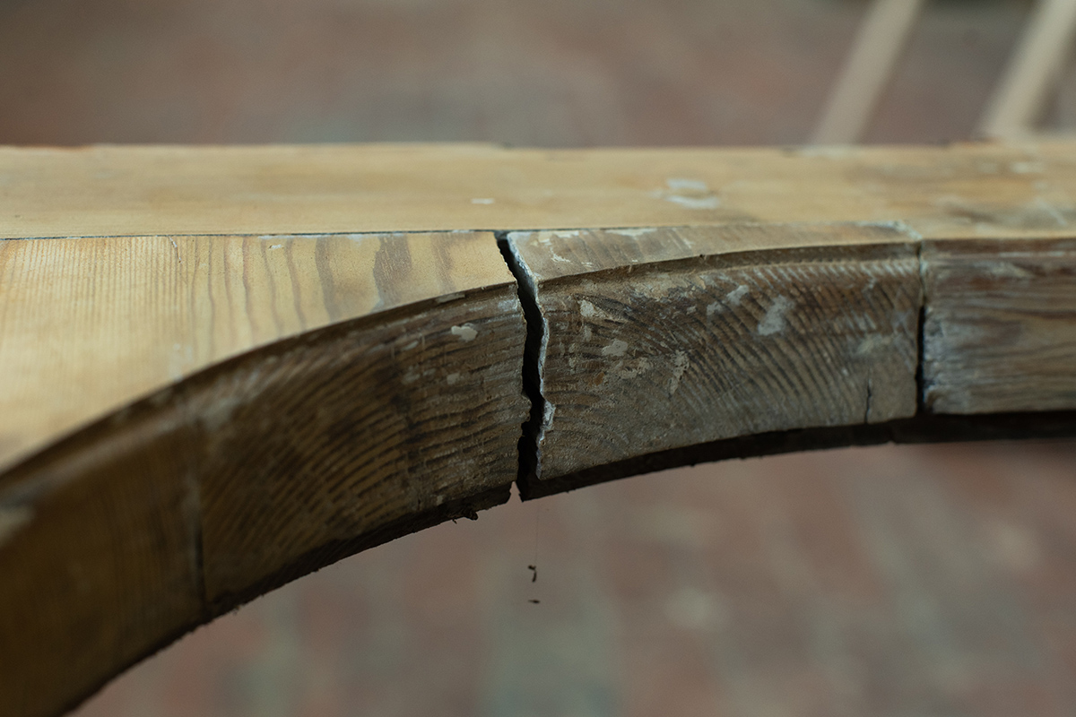 Трещина по склейке старой древесины