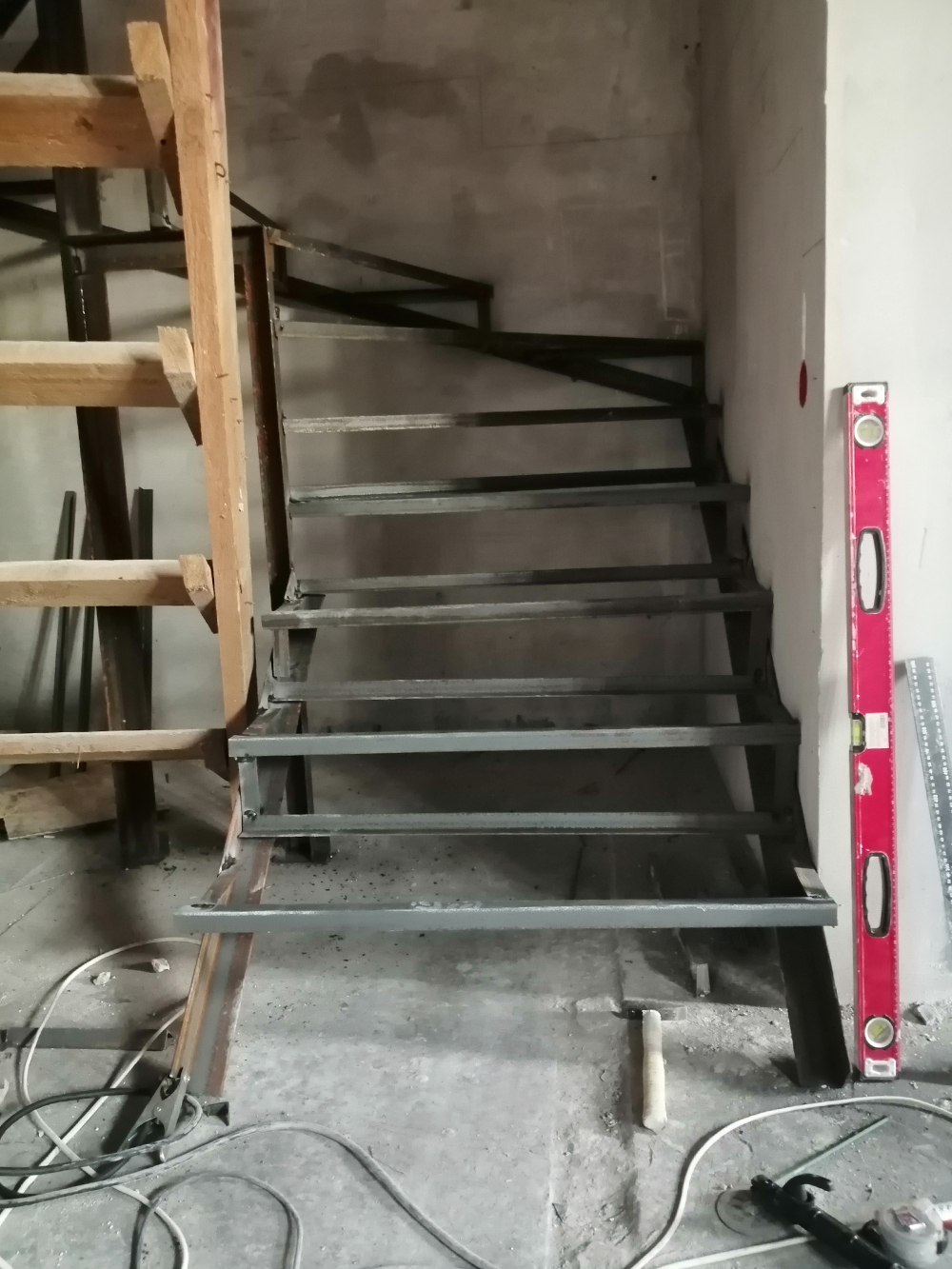 Первый подрядчик сварил металлокаркас для лестницы, даже не сделав проект. Конструкция получилась кривой, но подрядчик заверил, что исправит это при заливке бетоном