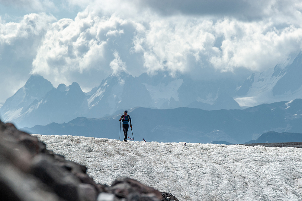 Дистанция трейла проходит в горах, в том числе по снежно-ледовым участкам. Источник: elbrusworldrace.com