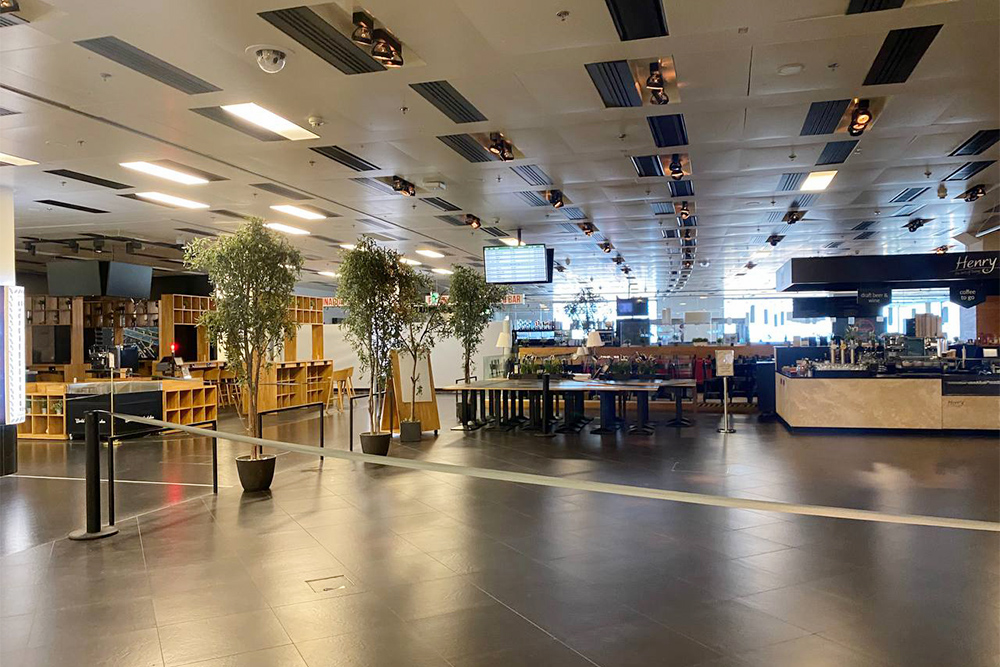 Решетки на магазинах, пустые кафе, отсутствие людей и другие признаки зомби-апокалипсиса в аэропорту Вены