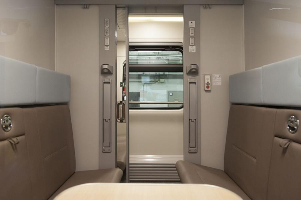 В составе круизного поезда «Байкальская сказка» — новые двухэтажные вагоны. В пути пассажиры могут пользоваться вагоном-рестораном и душем. Источник: rzdtour.com