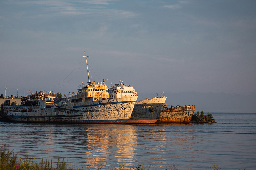 Кладбище кораблей в порту Байкал