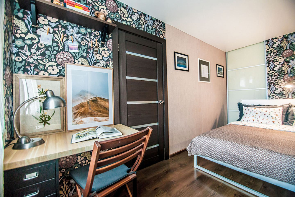 В спальне стоит большая двуспальная кровать и оборудовано рабочее место. Источник: airbnb.ru
