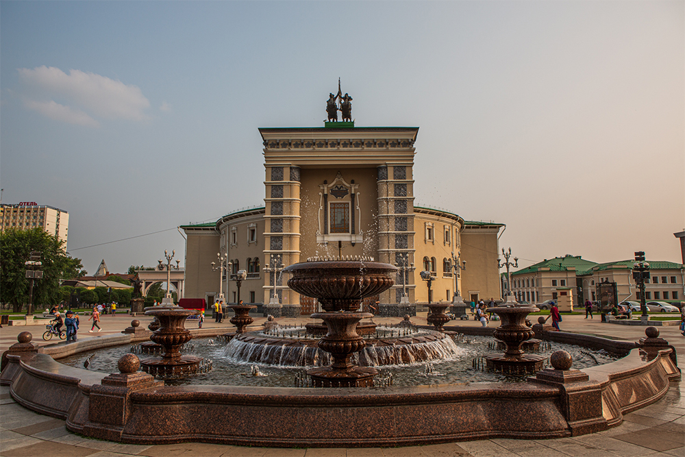 Центральная площадь Улан-Удэ с фонтаном и театром