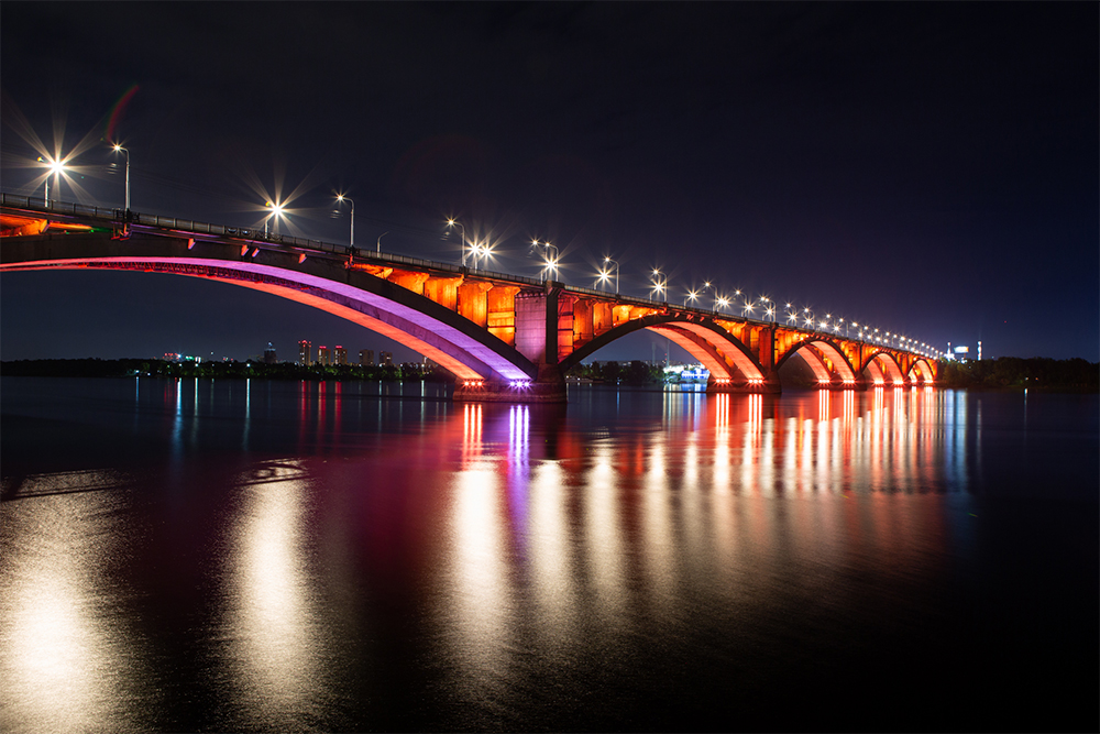 Красивая вечерняя иллюминация Коммунального моста