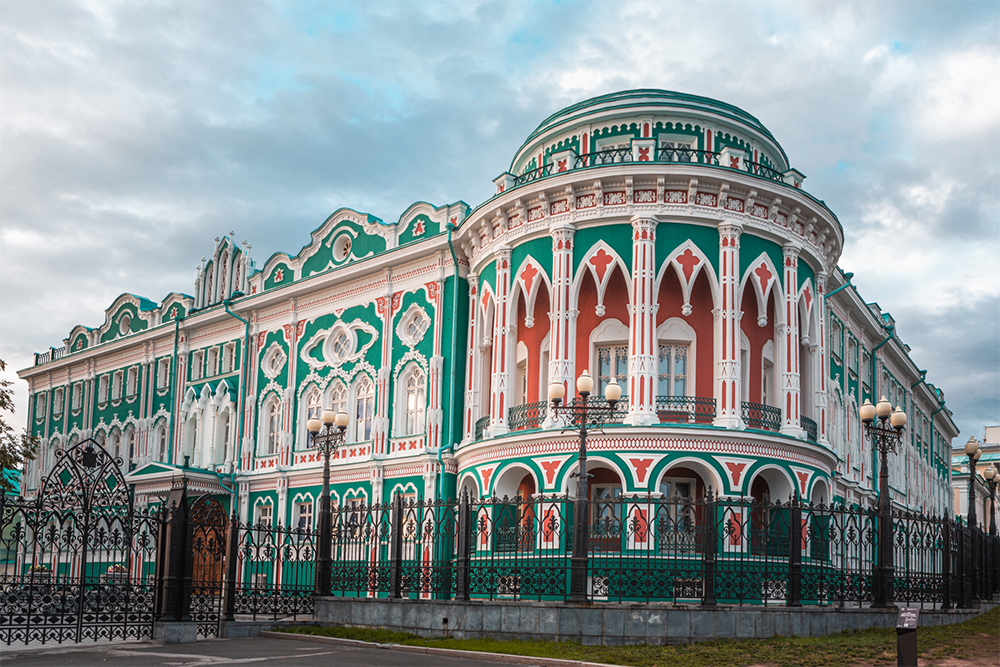 Можно долго любоваться фасадами дома Севастьянова