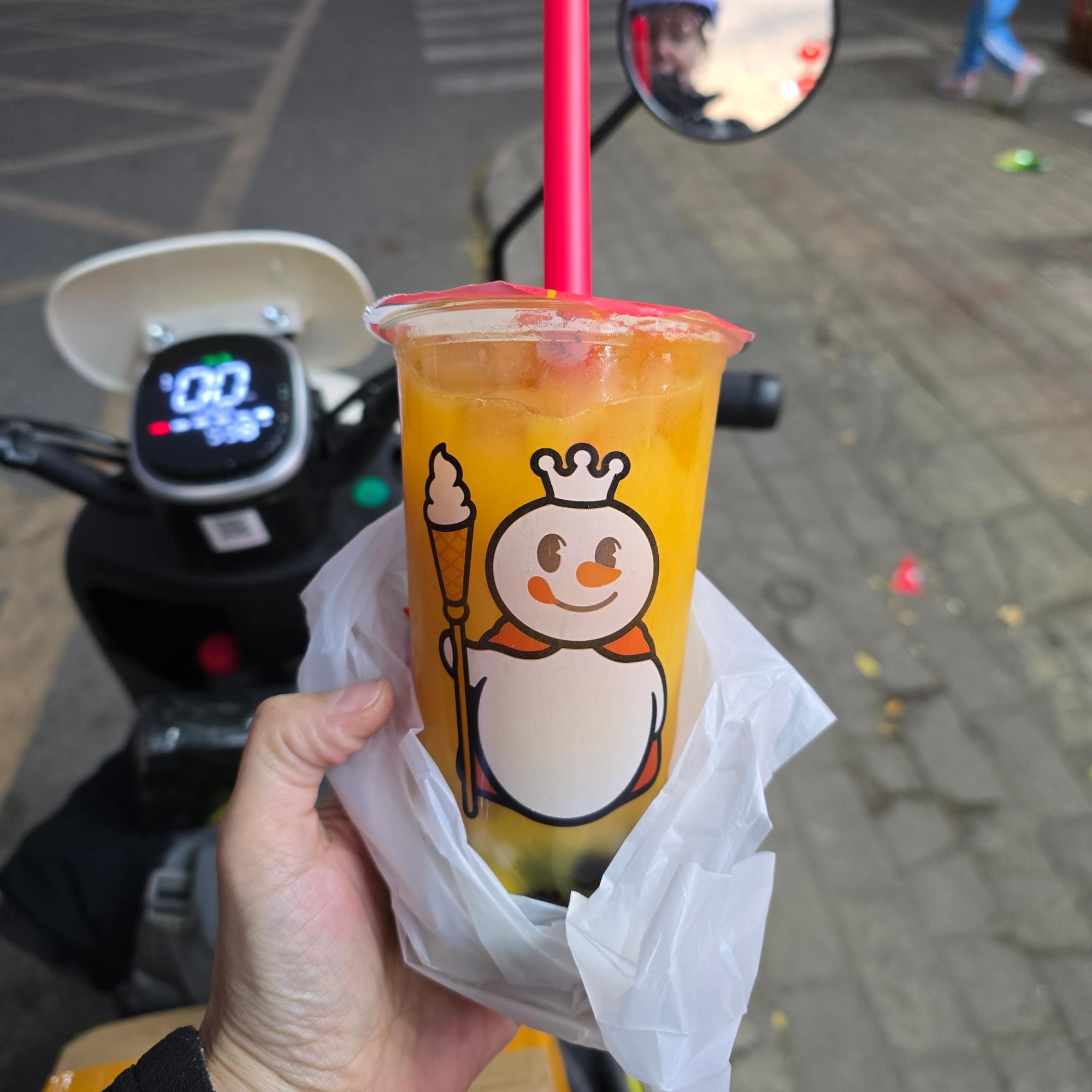 Шарики Таро и черный жемчуг, видимо, те же, что и в bubble tea — из упругого желе с нейтральным вкусом