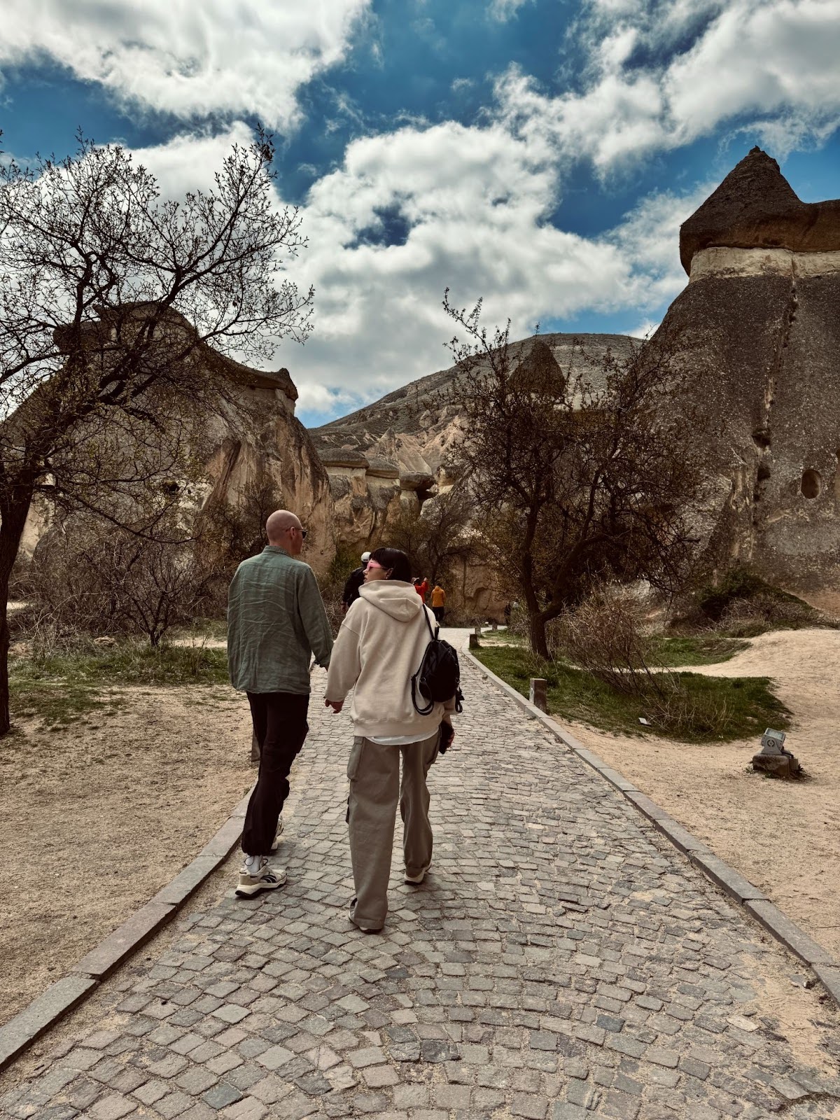 Гуляем по многолюдной долине Пашабаг, но Аня — хороший фотограф, поймала кадр без них