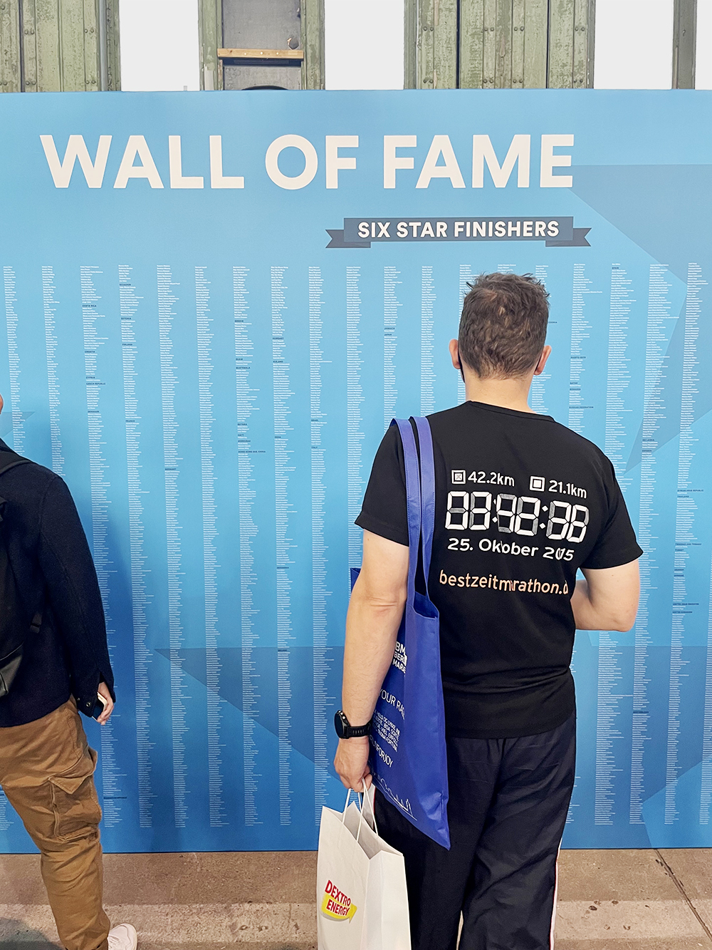 Стена славы из имен тех, кто пробежал все шесть марафонов-мейджоров