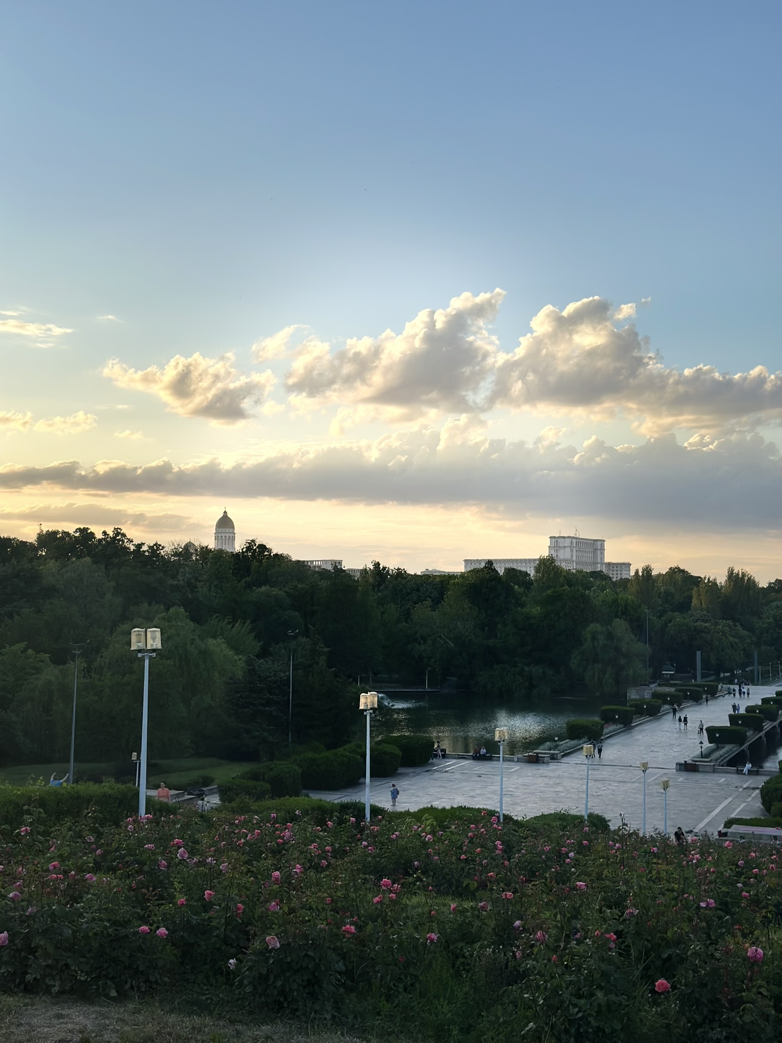 А в некоторых классический ухоженный городской парк