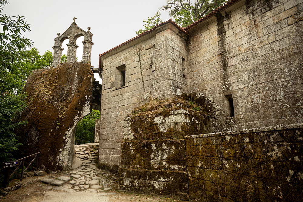 Монастырь Сан-Педро-де-Рокас, основанный прямо на скалах в 6 веке