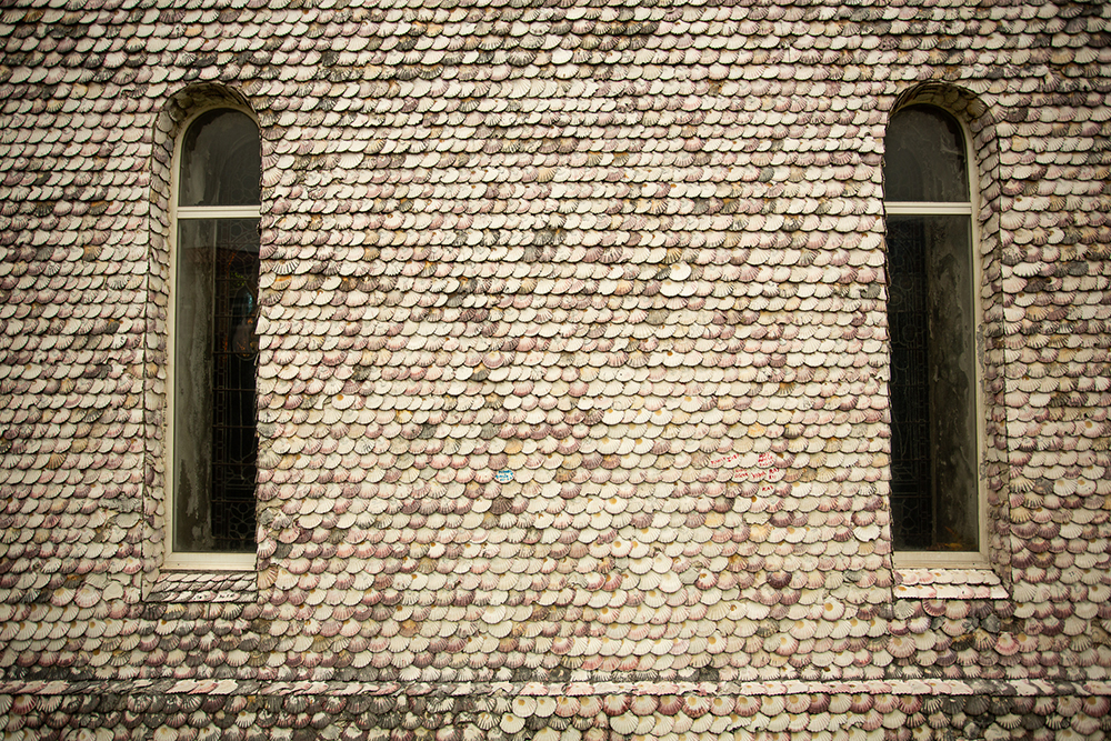 Фасад церкви, полностью облицованный ракушками