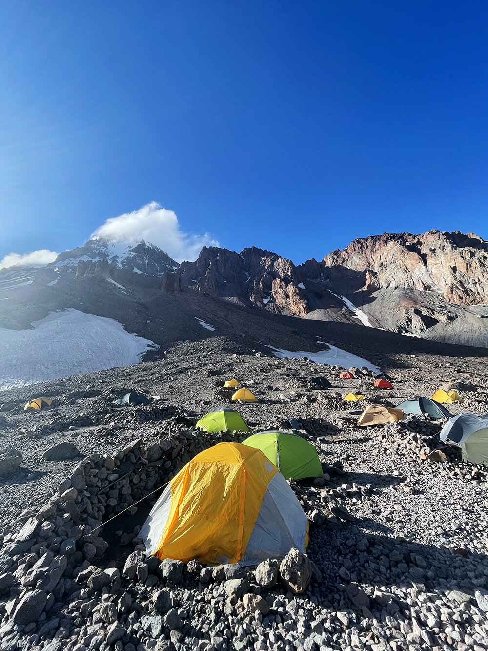 Палатки у начала маршрута восхождения на Казбек