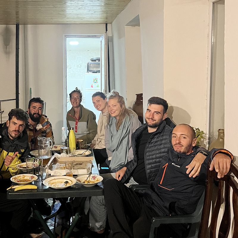 Наши новые испанские друзья. Ужинаем на веранде в их съемном доме. Виктор — первый слева, Рубен — крайний справа