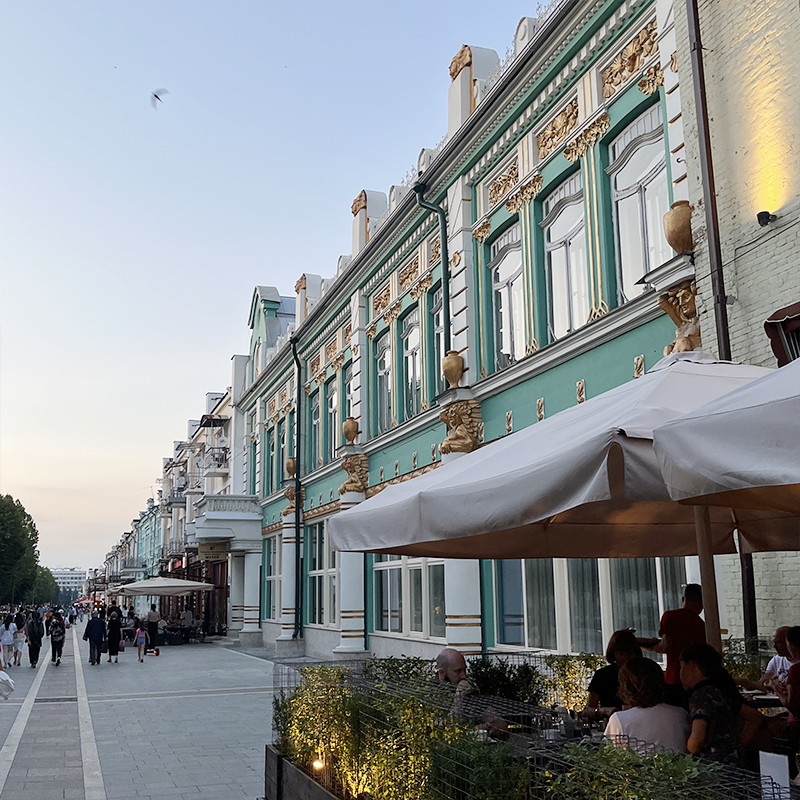 Уютная веранда ресторана и необычная для Кавказа архитектура. В ресторан мы не заходили