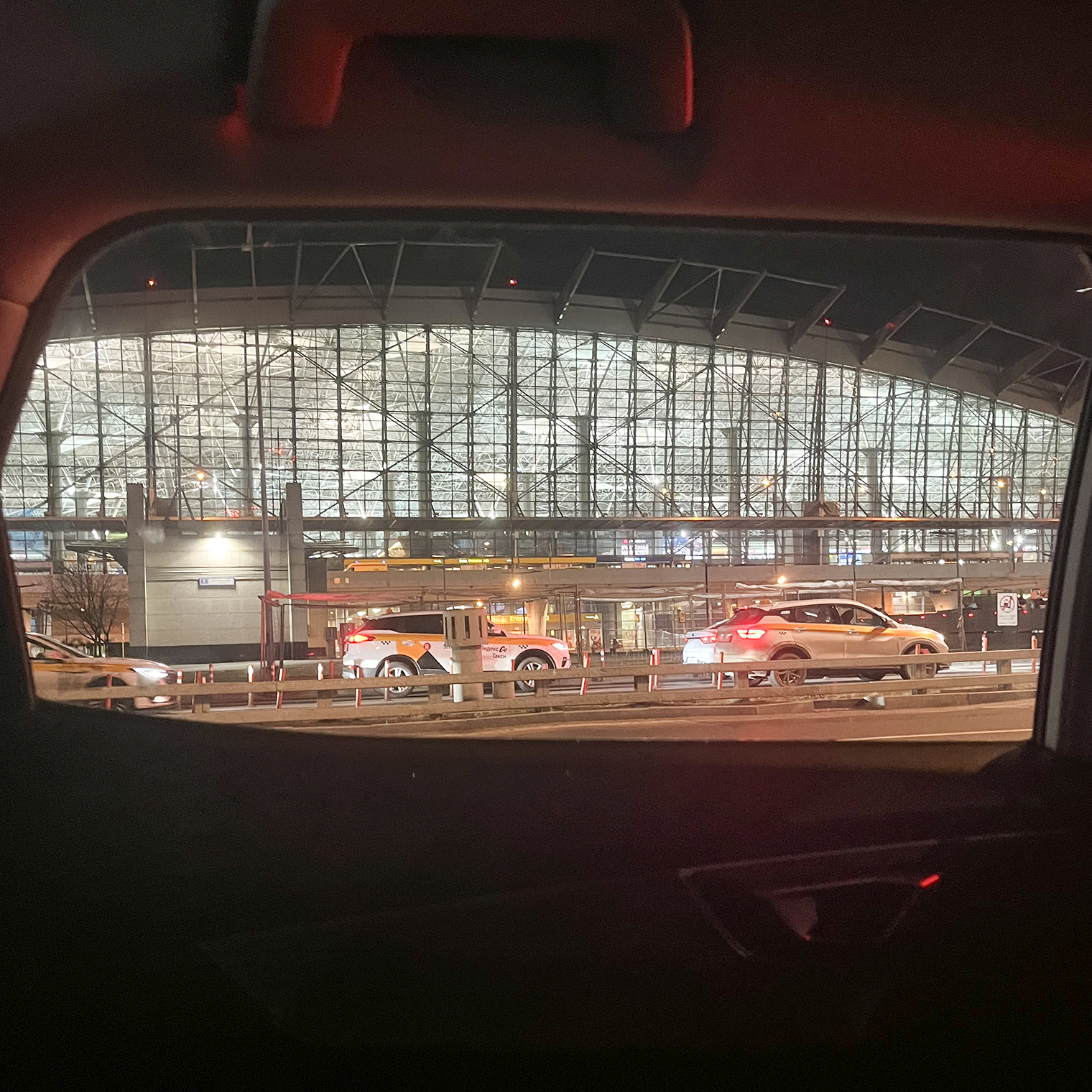 Люблю приезжать в аэропорты ночью