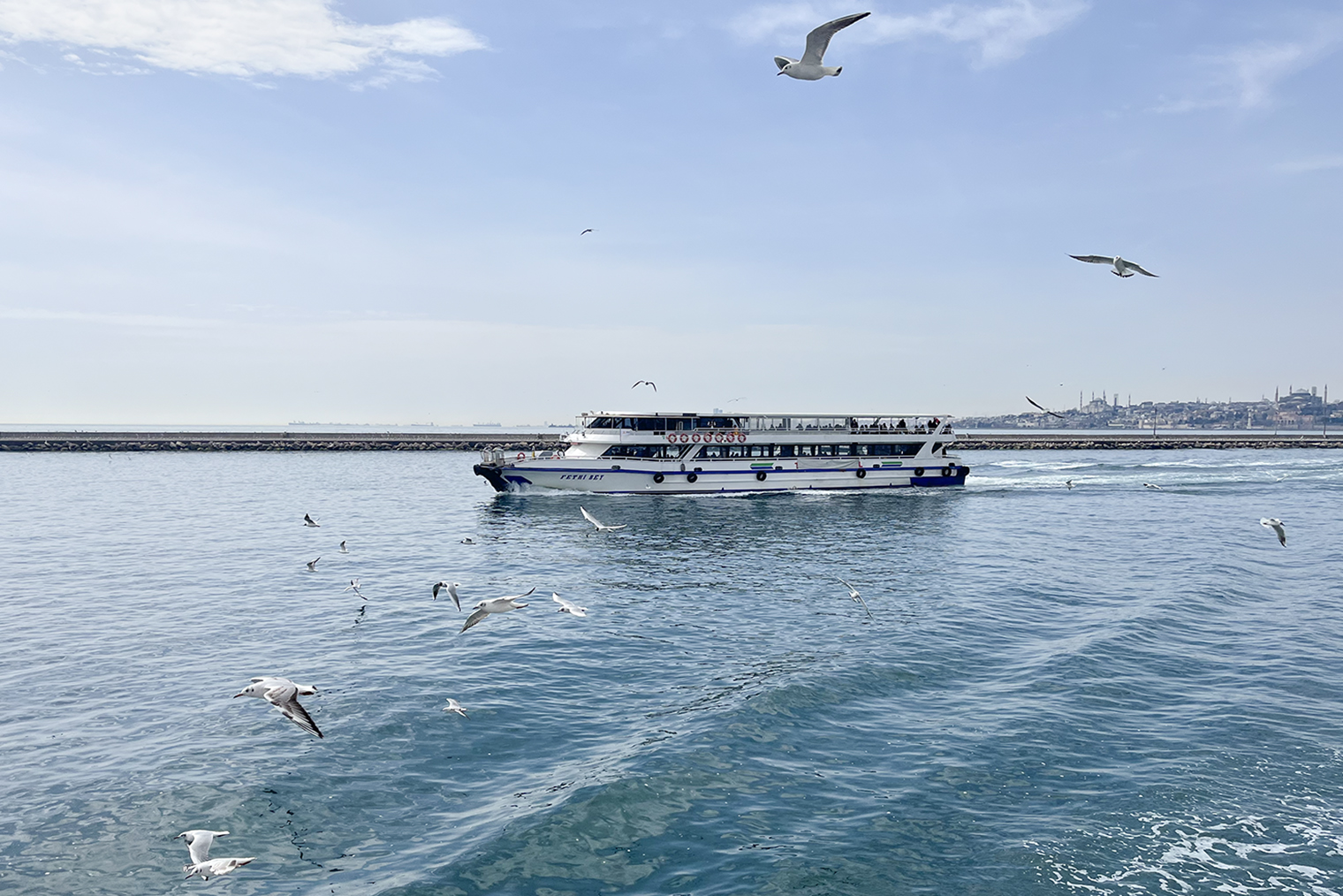 На открытой палубе было вполне тепло