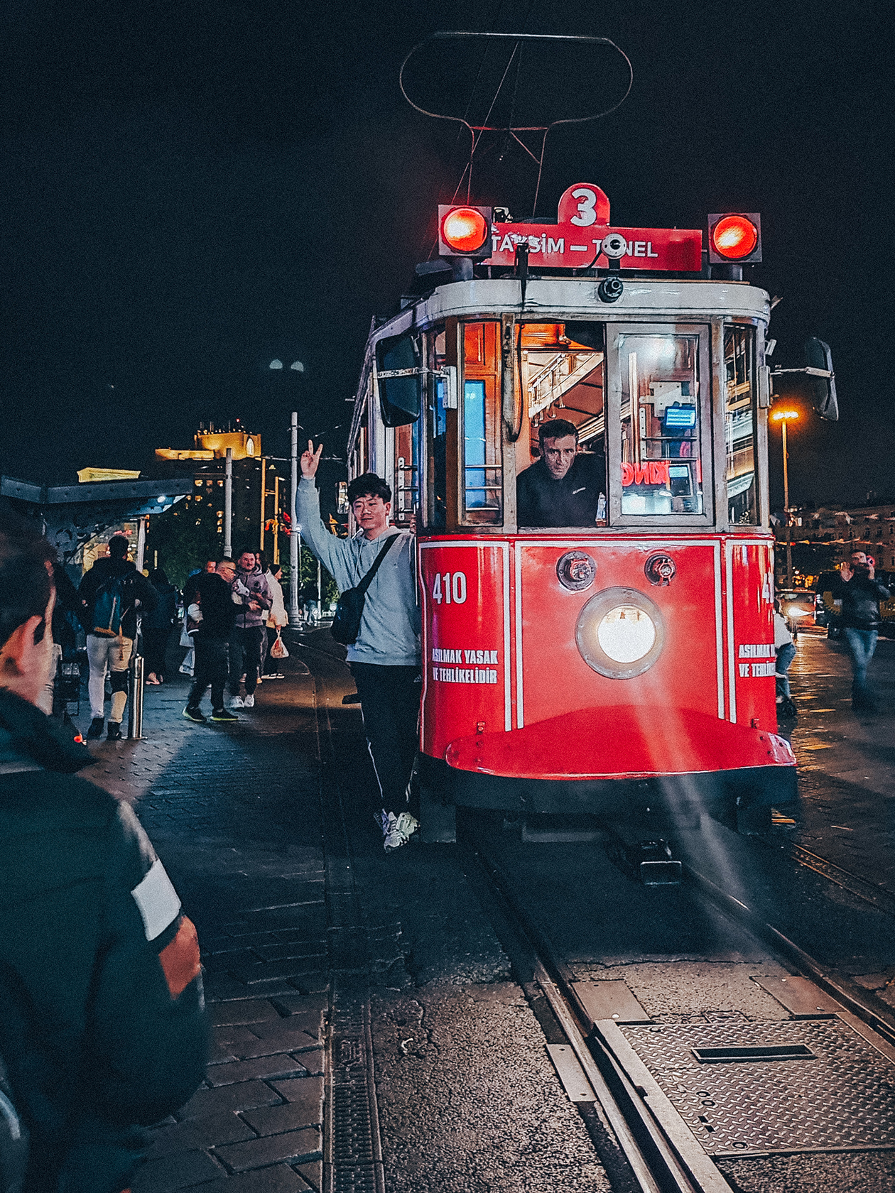 Люди заскакивают в исторический трамвайчик, чтобы сфотографироваться. Этакий Сан⁠-⁠Франциско на минималках. В турецком трамвае проезд с внешней стороны официально запрещен, но зацеперам это не мешает