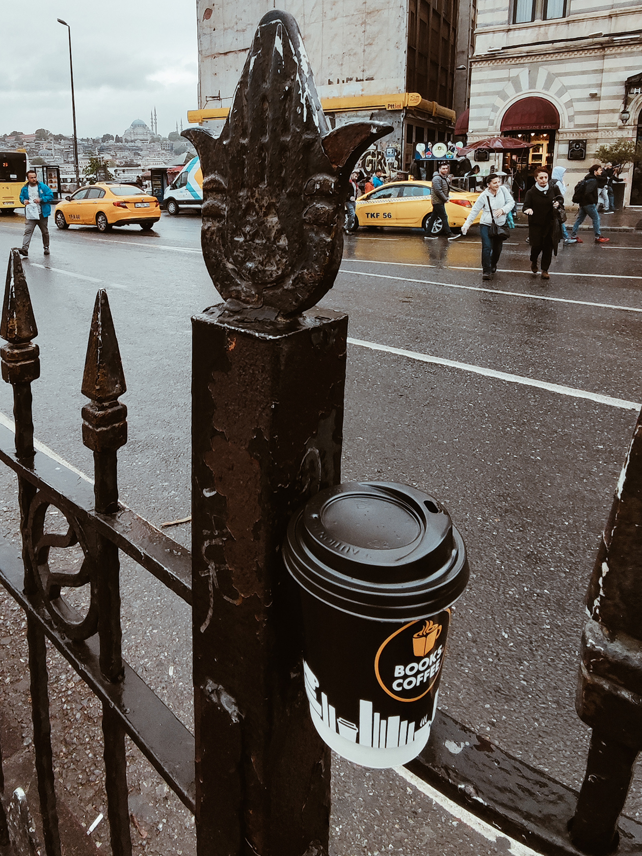 На первом плане чашка кофе. На втором — отношение турецких пешеходов к ПДД