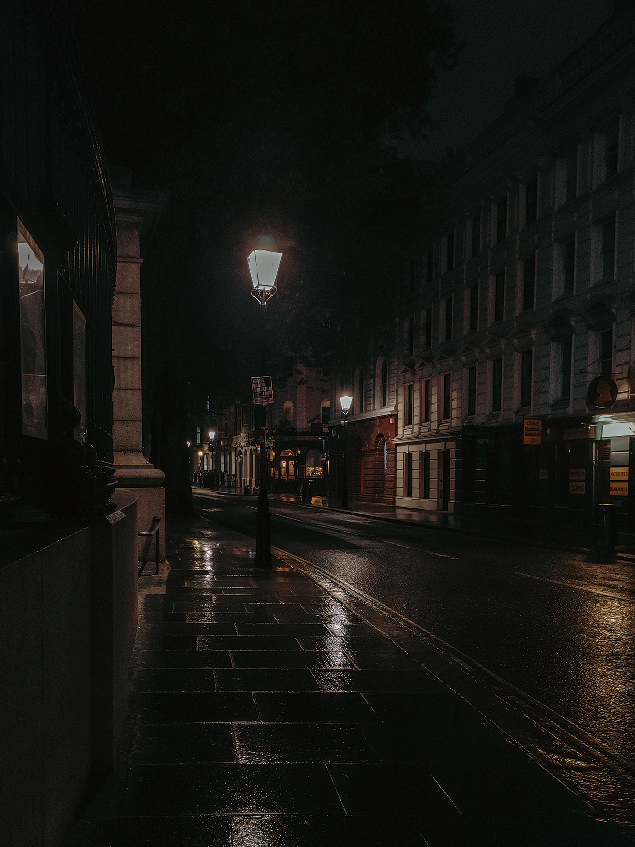 Дождливый и пустой ночной Лондон местами выглядит как иллюстрации к Диккенсу…