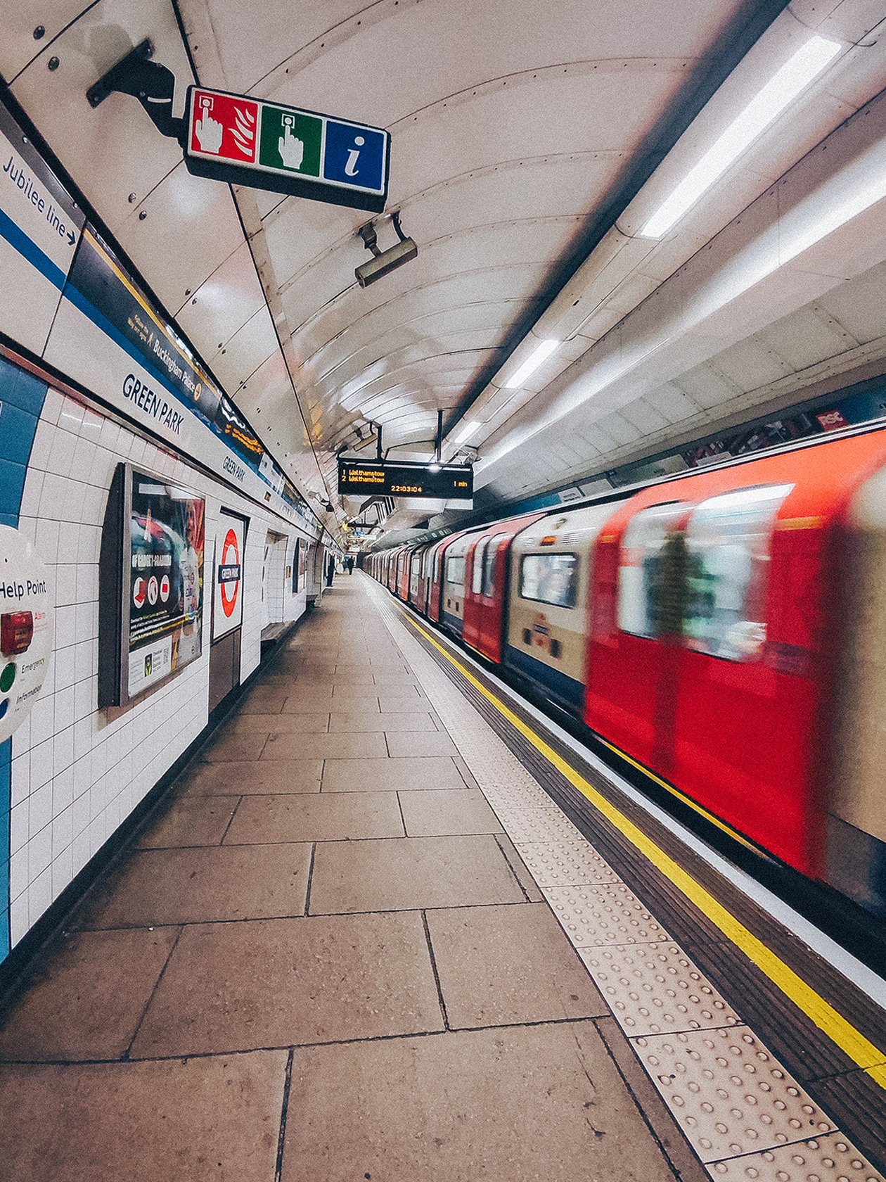 Мало пользуюсь метро в Лондоне, поэтому каждый раз удивляюсь, как душно бывает на старых ветках