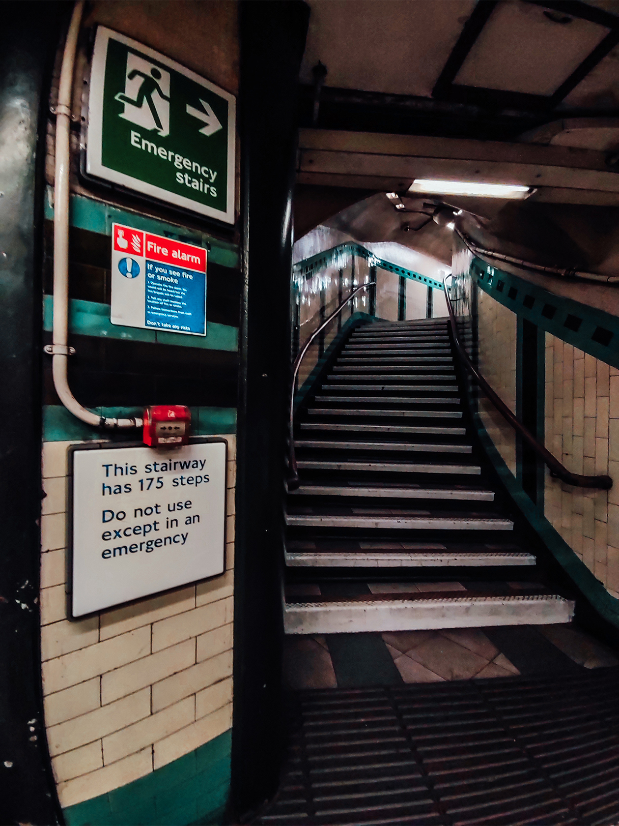 Надпись на станции «Рассел-сквер» предупреждает, что пользоваться лестницей из 175 ступеней надо только в случае экстренной необходимости, а вообще лучше использовать лифт