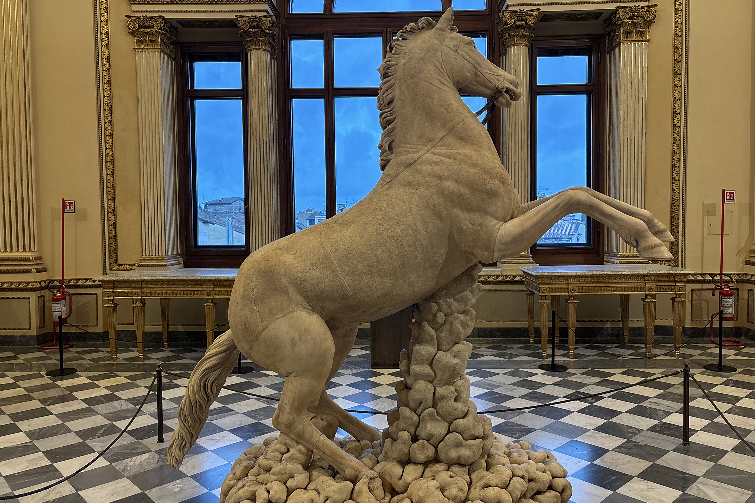 Белые кони продолжают преследовать меня во Флоренции