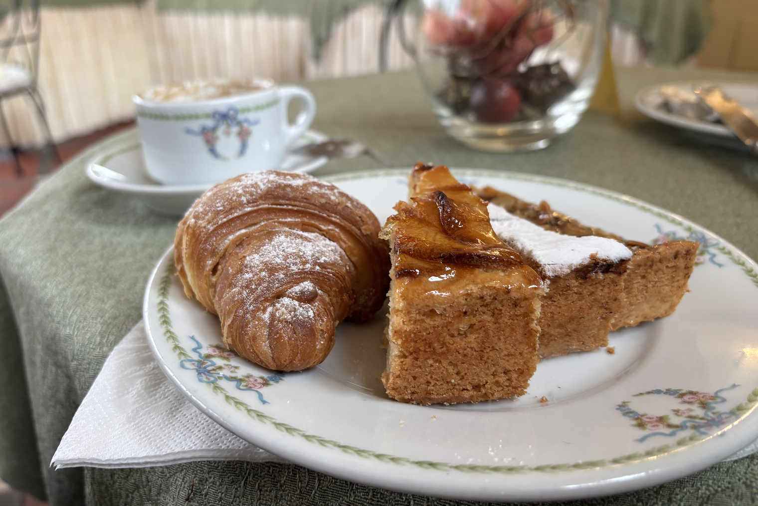 Было очень сложно выбрать между вкусной выпечкой на завтраке