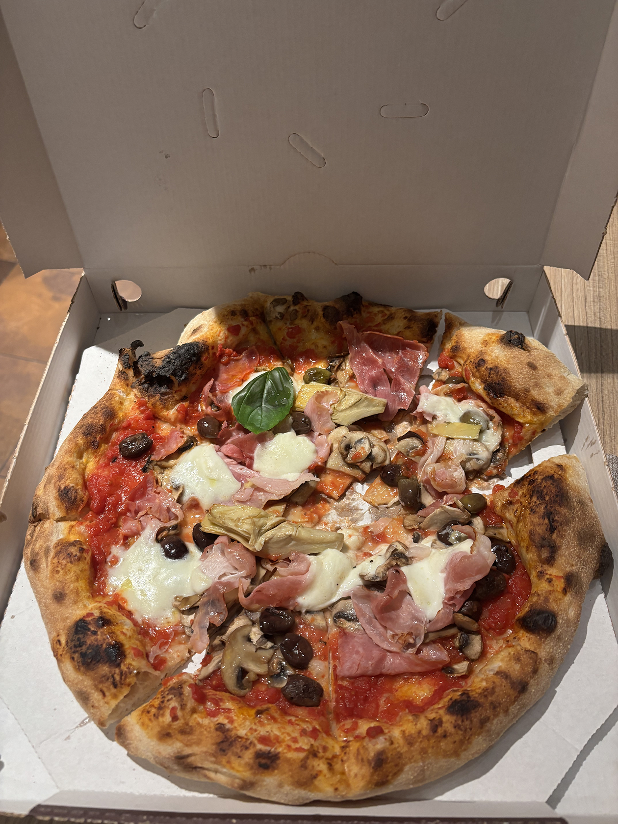 Горячая и аппетитная пицца с артишоками