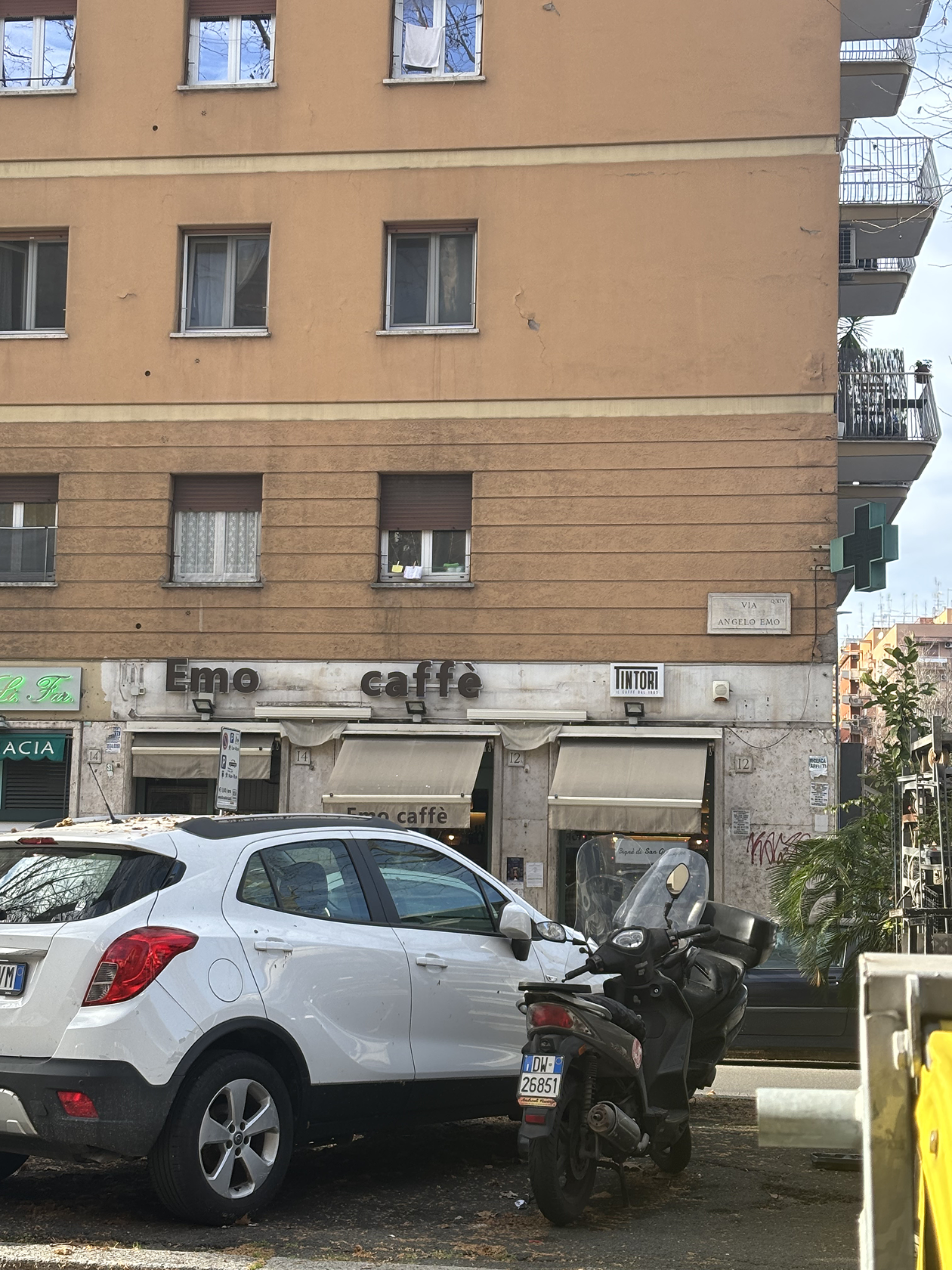 Ни одного челкастого подростка в черно-розовых одеждах на улице Эмо