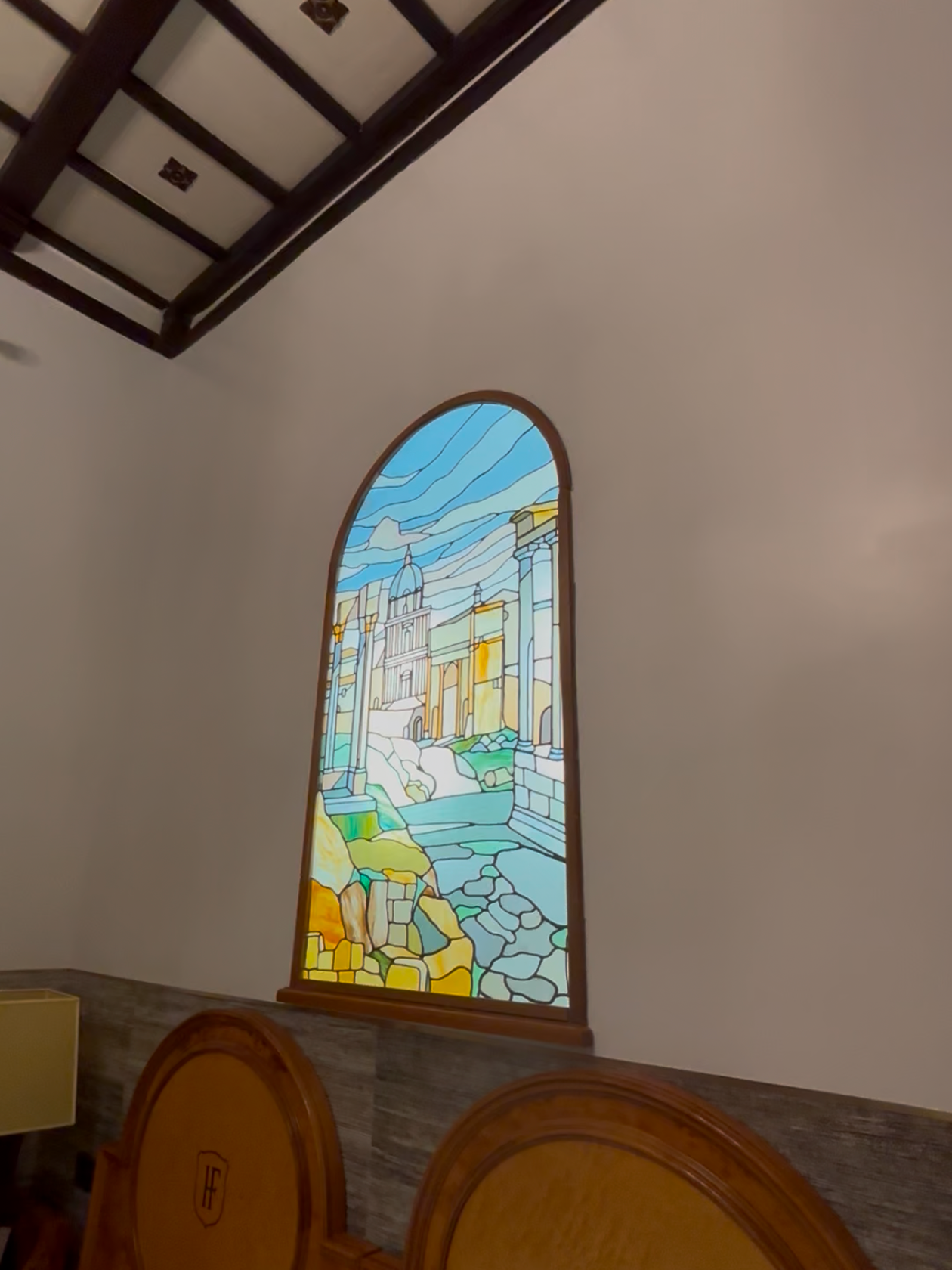 "Фахверковый" потолок и светящееся панно с Римом