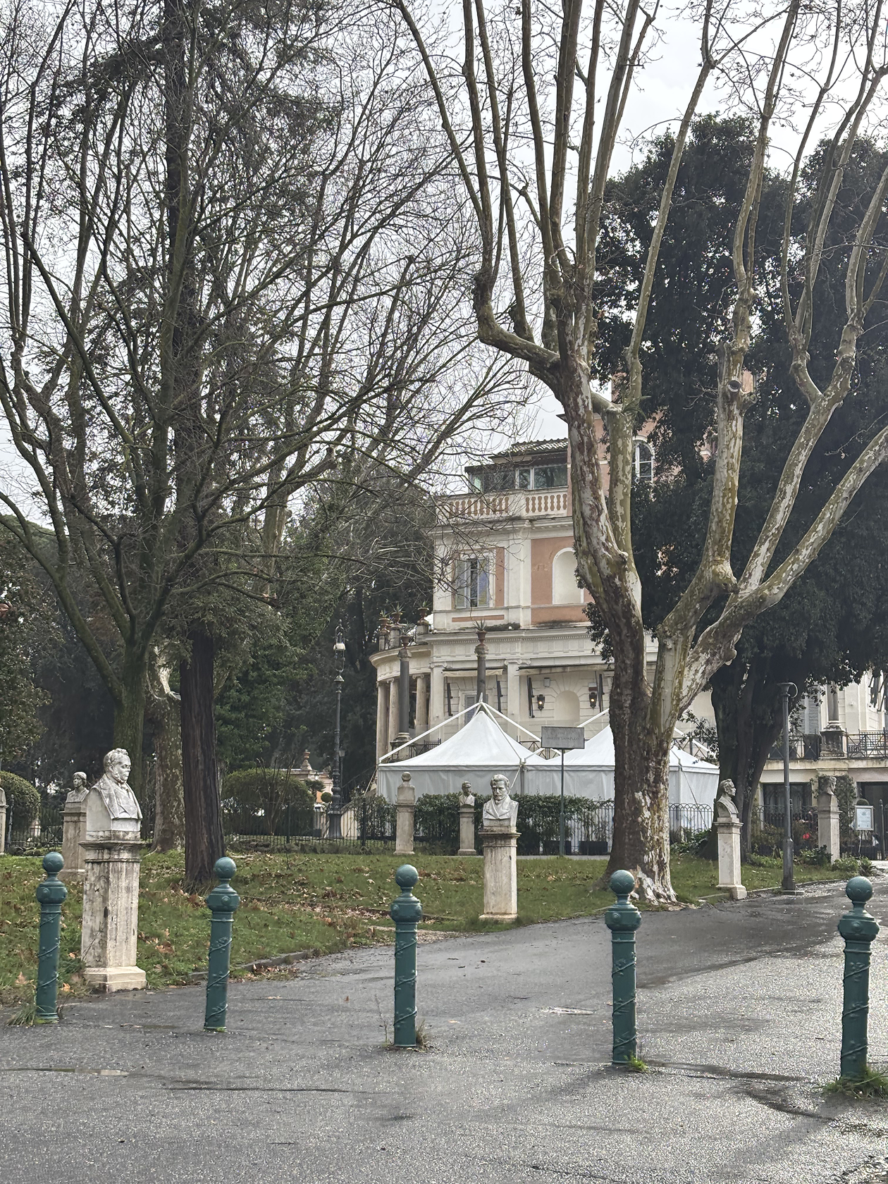 Субботним утром на террасе Пинчо из людей только мраморные