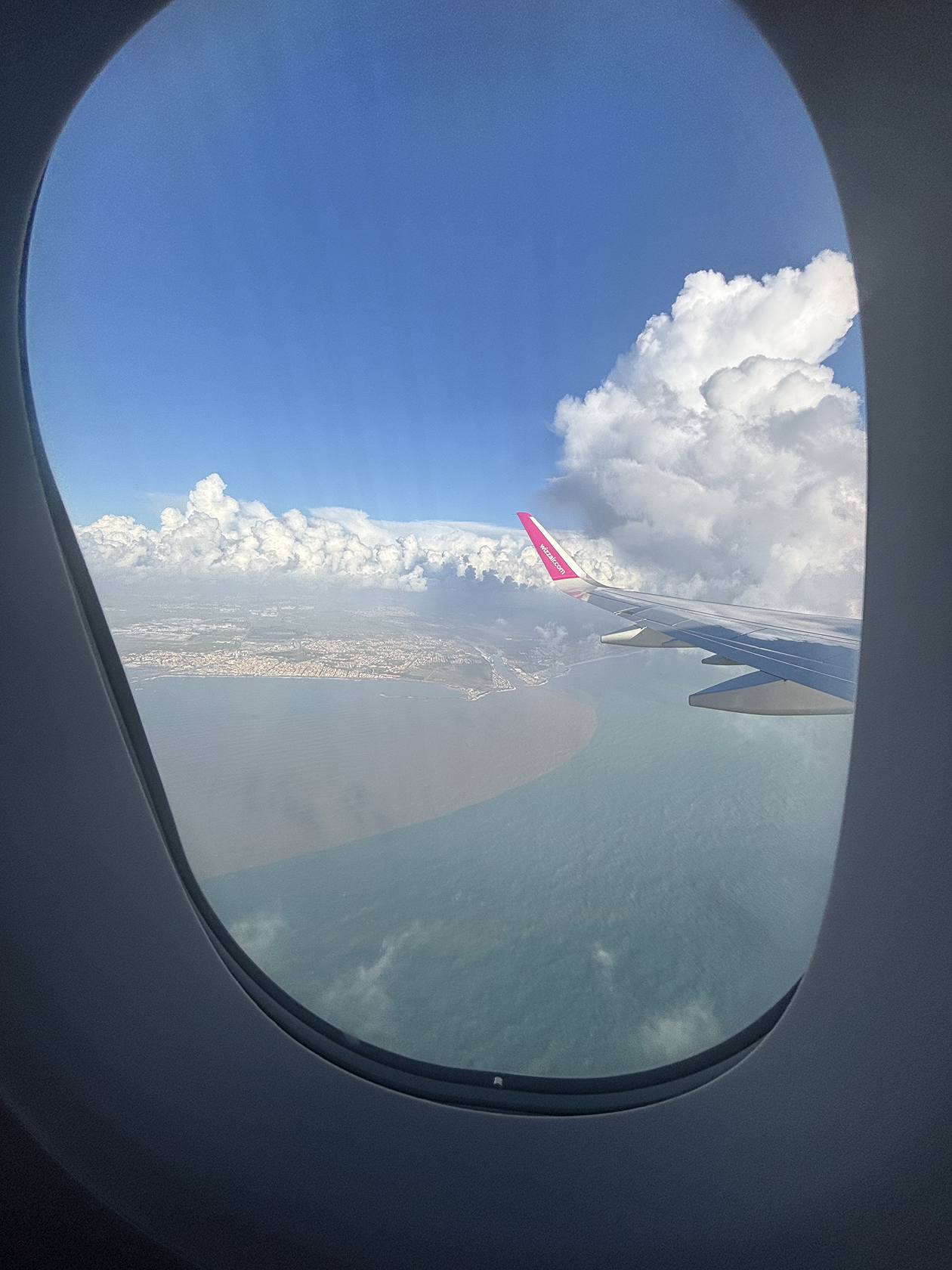 Тирренское море меняет свой цвет по ровной линии