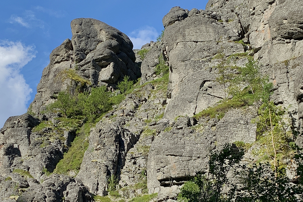 Ущелье Аку-Аку назвали в честь каменных идолов острова Пасхи. Камни образуют похожий рельеф