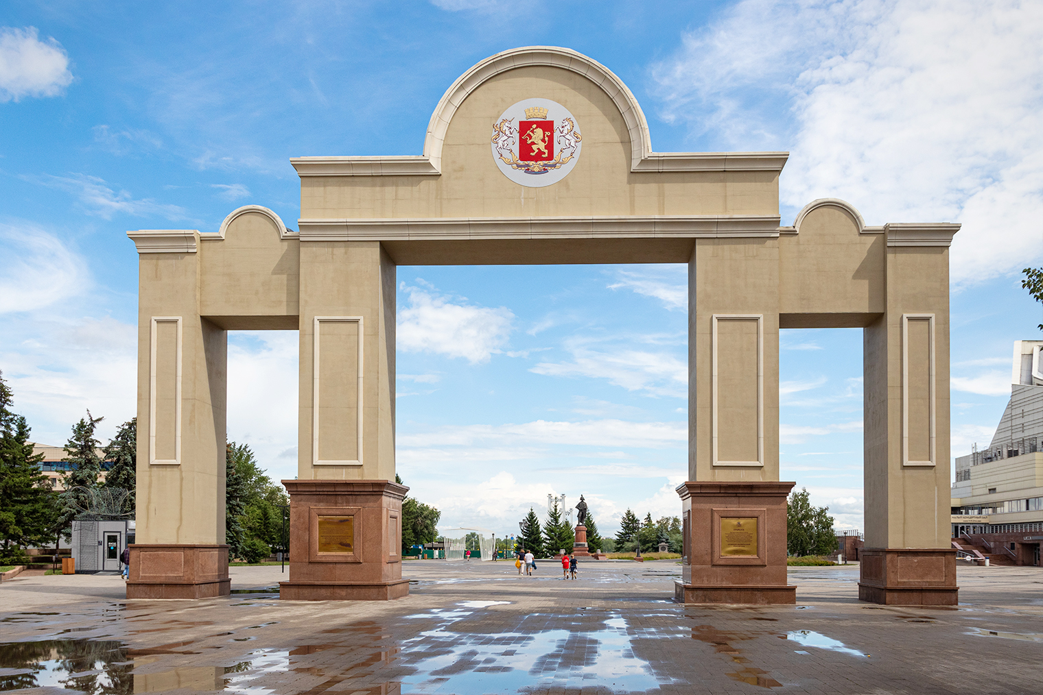 Триумфальная арка в честь 375⁠-⁠летия города. Вдалеке — памятник графу Резанову