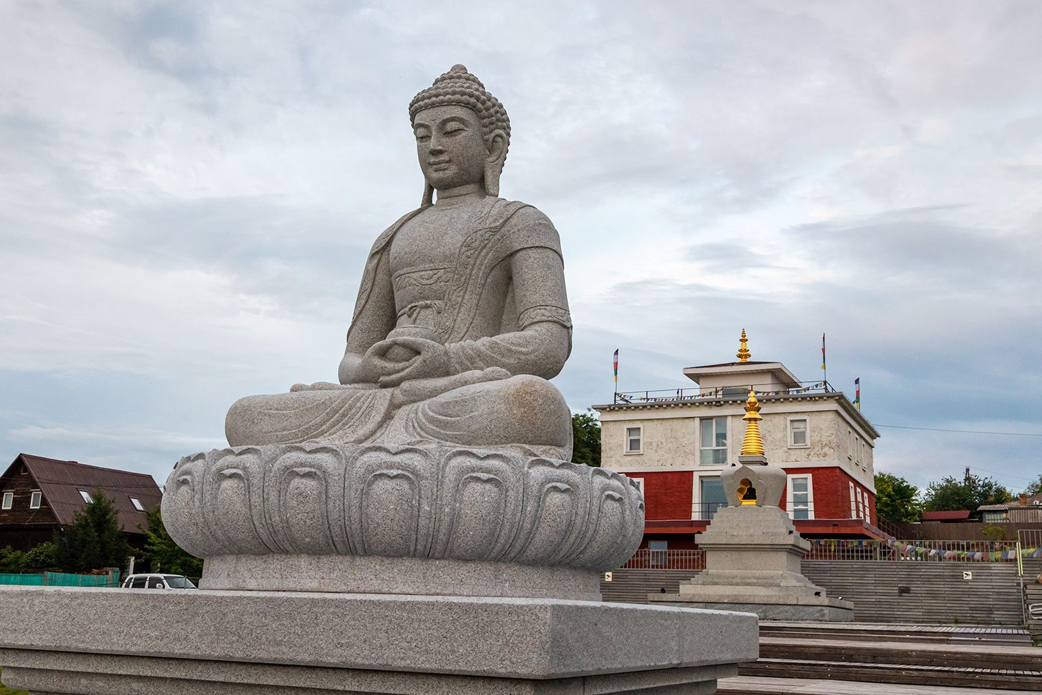Будда, ступа Просветления и буддийский центр